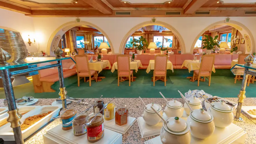Heller Speisesaal mit Rundbögen, im Vordergrund das Frühstücksbuffet mit Marmeladen